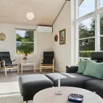 4 Bedroom Stunning In 別荘 Knebel