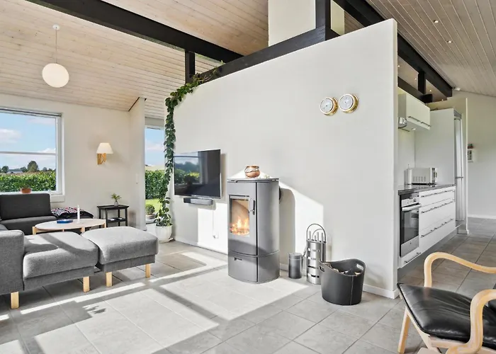 Feriehus 4 Bedroom Stunning In
