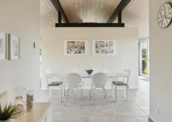 4 Bedroom Stunning In Feriehus Knebel