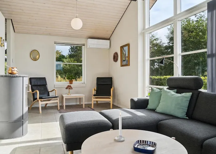 4 Bedroom Stunning In Feriehus Knebel