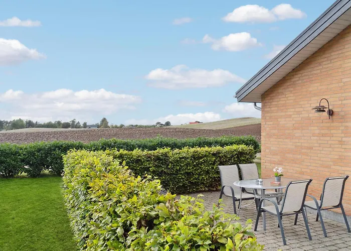 Feriehus 4 Bedroom Stunning In